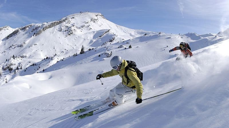 Skiing - स्कीइंग