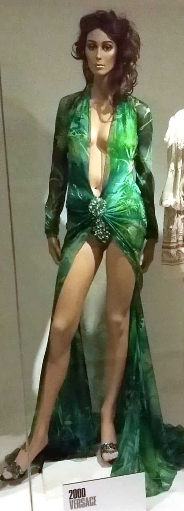 जेनिफर लोपेज की ग्रीन वर्साचे ड्रेस। Green Versace dress of Jennifer Lopez.